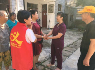 嘉鱼义工协会联合县烟草局鱼岳党支部慰问老兵