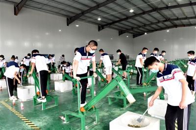 图文：车间里的劳动课