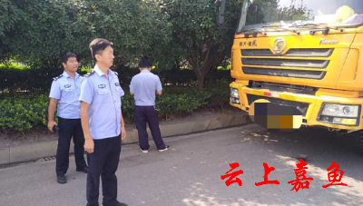 潘家湾镇：开展“抛洒滴漏”专项整治工作