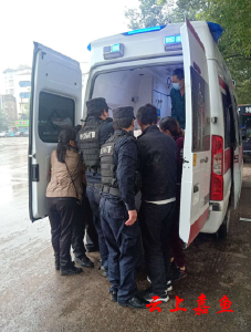 嘉鱼公安民警热心助民获点赞