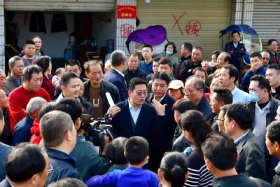 大家的事，大家商量着办——孟祥伟到咸安宏大农贸市场拆迁现场接访侧记