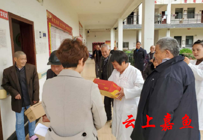 陆溪镇在重阳节慰问福利院老人