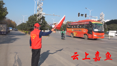 我县志愿者纷纷走上街头开展文明交通劝导