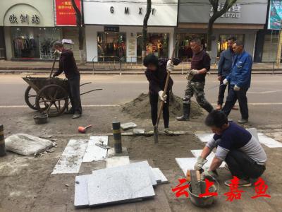 市政公司全力修补破损路面