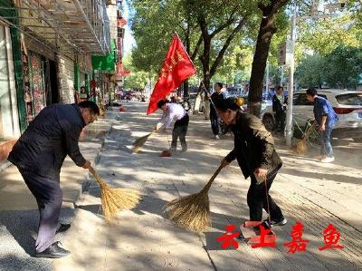 我县万名干部上街为城区“梳妆”