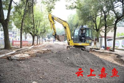 鱼岳镇文庙山小区改造施工正酣