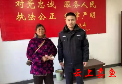 我县民警破案追赃 市民答谢相赠锦旗
