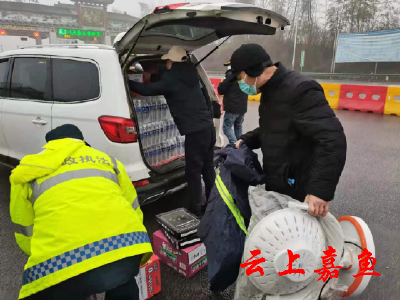 高铁岭镇组织为值守人员送保障