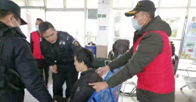 小伙突发急病命悬一线 警民携手施救化险为夷