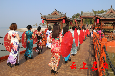 鱼岳四小举办“亲近自然  放飞心灵”踏青活动