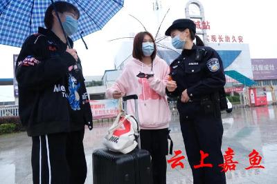 多年后我就成了你：23年前洪水中的“抱树女孩”成了“人民警察”
