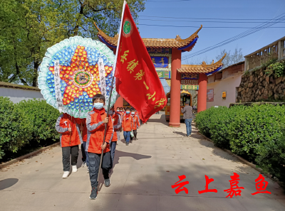 鱼岳镇第一小学举行清明祭扫活动