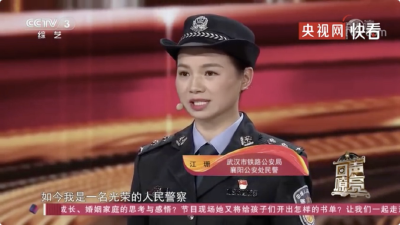 23年前洪水中的“抱树女孩”，如今选择了这个职业……  