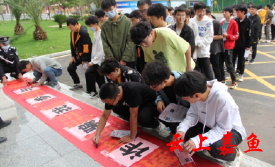 县公安局开展“反诈防诈”进校园宣传活动