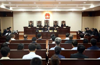 生意伙伴对薄公堂 法官调解握手言和