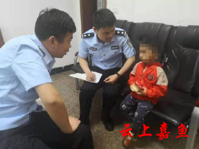 萌孩走失，民警帮其回家