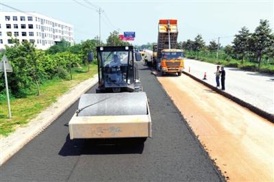 武赤公路嘉鱼段打造靓丽风景道