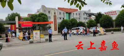 嘉鱼公安爱心护考圆满完成中考安保任务