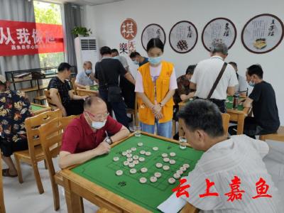 东街社区组织老年人开展棋艺比赛