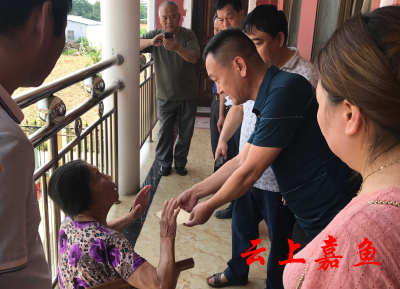 县民政局慰问渡普镇困难群众