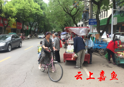【文明创建黑榜】考棚村占道经营依然如故  财源广场新市场门庭冷清