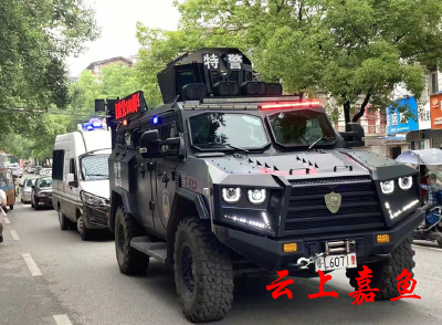 我县公安武警联勤武装巡逻全力安保维稳