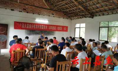 高铁岭镇组织开展林下生态养鸡技能培训