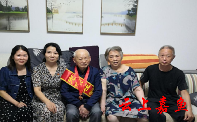 县退役军人事务局举行“光荣在党50年”纪念章颁发仪式 
