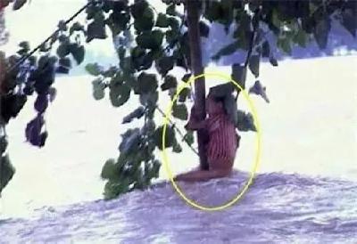 还记得1998年洪水中抱树的小女孩吗？现在，换她来保家卫国
