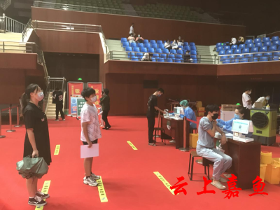 嘉鱼中学生积极接种疫苗迎接秋季开学