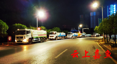 嘉鱼调动车辆开展全城消毒消杀