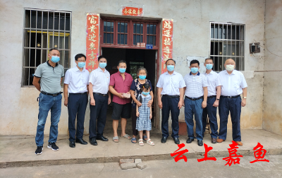 企业显担当 爱心续光明 嘉鱼县湖北金盛兰公司10万爱心款助力困难职工