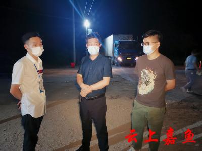 县疫情防控指挥部督查组深夜暗访督查疫情防控工作