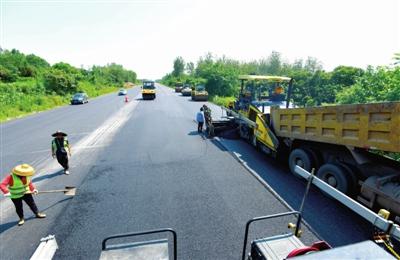 图文：战高温铺路忙