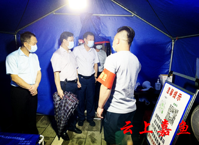 不打招呼 直奔现场 王永夜间暗访卡点值守