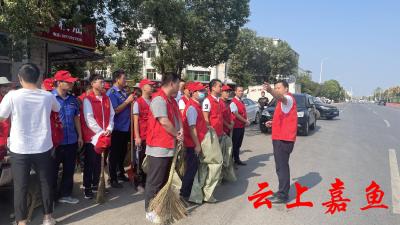 新街镇组织清扫道路垃圾