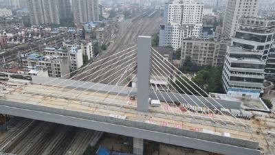 全国首创全钢独塔非对称斜拉桥完成“华丽转身”