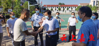 王永在走访慰问名师、退休教师时强调：不断提高教育教学质量，树立嘉鱼教育品牌