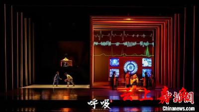 讲述钟南山故事 话剧《呼吸》广州大剧院首演