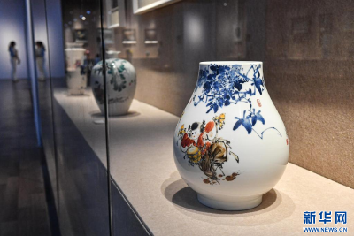 海口举行景德镇陶瓷艺术作品展 