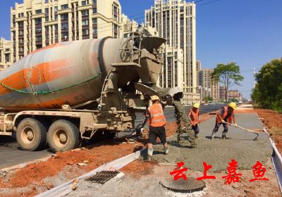国庆假期 嘉鱼大道提升改造工程施工忙