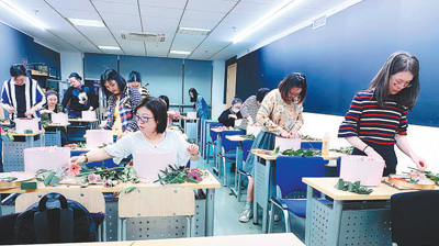 课程一上线就被抢空，80后、90后报名者占90% 这所夜校人气旺