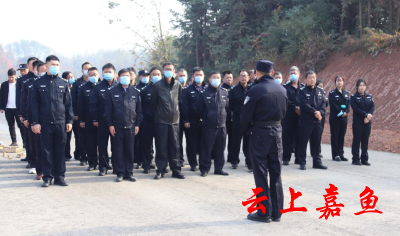 嘉鱼公安开展实弹射击训练