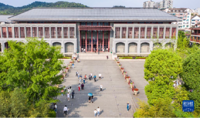 人民日报社论：在新时代新征程上赢得更加伟大的胜利和荣光