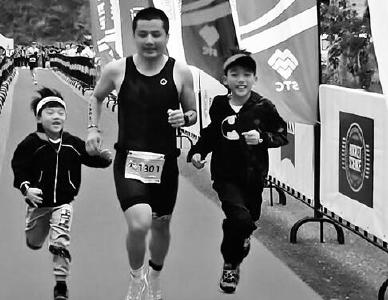小兄弟一周参加6项体育运动 小小年纪练就6块腹肌 