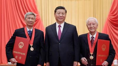 暖心瞬间！习近平与国家科学技术奖获得者在一起
