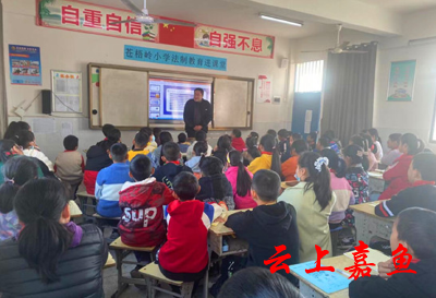 潘家湾镇组织开展送法进校园活动