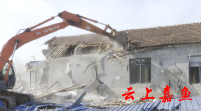我县依法对铁坡村一组违法建筑进行拆除