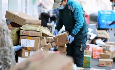 中通快递员遭投诉当客户面踩碎包裹，快递就这样“送货上门”？