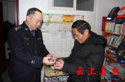 嘉鱼县公安局开展春节慰问退休民警活动